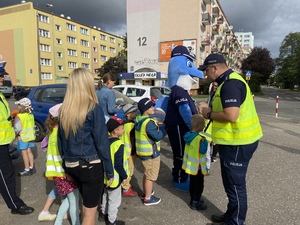 policjanci i dzieci podczas zajęć