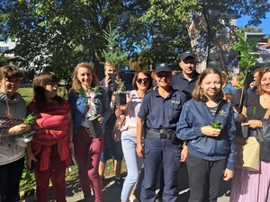 Policjanci i młodzież na festynie.