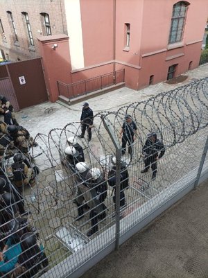 Policjanci podczas ćwiczeń przy bramie Aresztu Śledczego w Bydgoszczy.