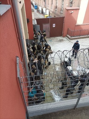 Policjanci podczas ćwiczeń przy bramie Aresztu Śledczego w Bydgoszczy.