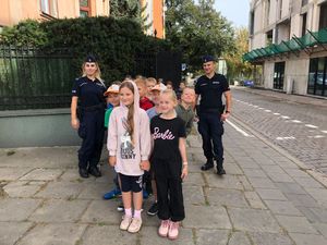 Policjanci i uczniowie podczas zajęć.