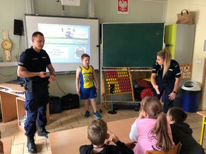 Policjanci i uczniowie podczas zajęć.