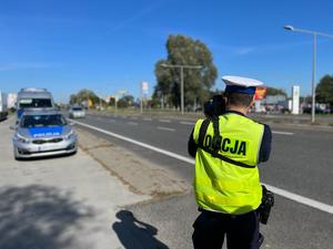 Policjant mierzy prędkość na drodze