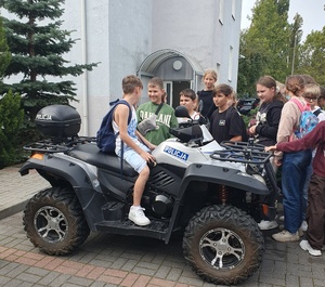 Policjanci i uczniowie podczas spotkania w komisariacie.