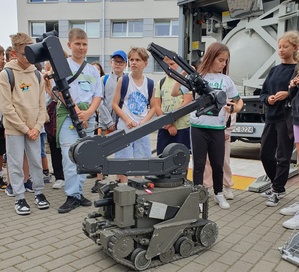 Policjanci i uczniowie podczas spotkania w komisariacie.