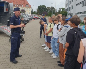 Policjanci i uczniowie podczas spotkania w komisariacie.