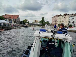 Policjanci na łodzi motorowej podczas zawodów na Brdzie.