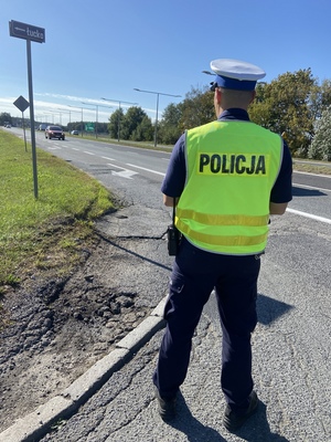 Policjanci ruchu drogowego podczas działań na drodze.