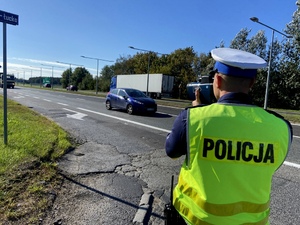 Policjanci ruchu drogowego podczas działań na drodze.