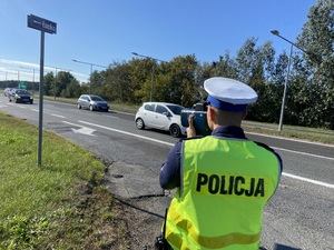 Policjanci ruchu drogowego podczas działań na drodze.