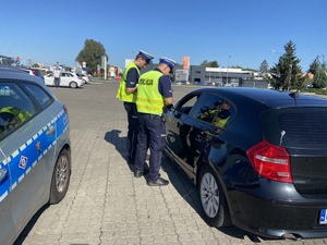 Policjanci ruchu drogowego podczas działań na drodze.