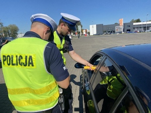 Policjanci ruchu drogowego podczas działań na drodze.