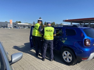 Policjanci ruchu drogowego podczas działań na drodze.