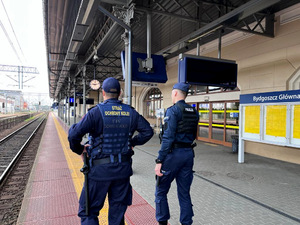 Policjant wraz z funkcjonariuszem Straży Ochrony Kolei podczas wspólnego patrolu w rejonie dworca PKP