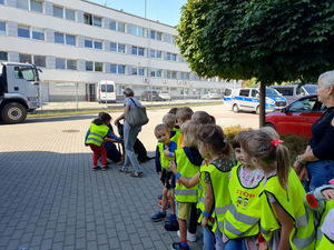 Dzieci w kolejce aby pogłaskać psa służbowego