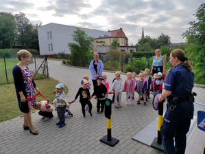 Dzieci w trakcie spotkania z dzielnicowymi i Polfinkiem