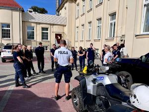 Uczniowie w trakcie spotkania z policjantami ogniwa wodnego