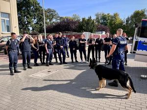 Uczniowie w trakcie spotkania z przewodnikiem psa służbowego