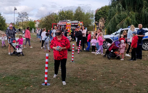 Kobieta pokonująca slalom w alkogoglach