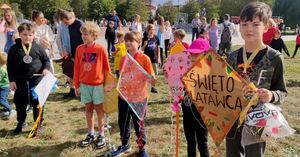 Dzieci pokazujące swoje latawce