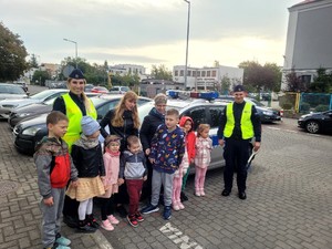 dzieci i policjanci podczas zajęć