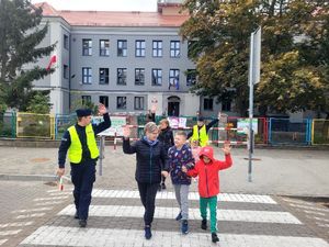 dzieci i policjanci podczas zajęć