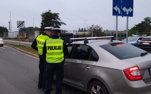 Policjanci podczas kontroli trzeźwości kierujących.