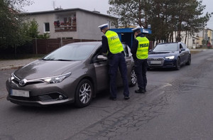 Policjanci podczas kontroli trzeźwości kierujących.