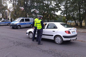 Policjanci podczas kontroli trzeźwości kierujących.