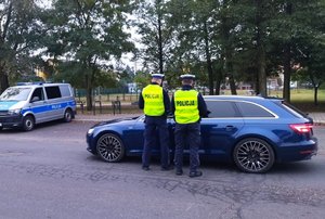 Policjanci podczas kontroli trzeźwości kierujących.