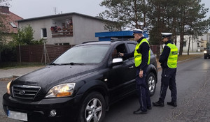 Policjanci podczas kontroli trzeźwości kierujących.