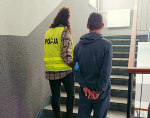 Policjantka z zatrzymanym mężczyzną