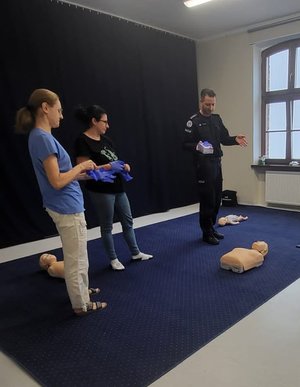 Policjanci i kadra przedszkola podczas szkolenia.