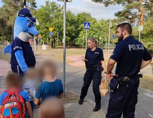 Policjanci i dzieci podczas zajęć w Miasteczku Ruchu Drogowego w Myślęcinku.