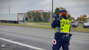 Policjantka Wydziału Ruchu Drogowego podczas działań na drodze