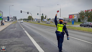 Policjantka Wydziału Ruchu Drogowego podczas działań na drodze