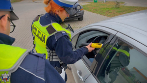 Policjantka Wydziału Ruchu Drogowego podczas działań na drodze