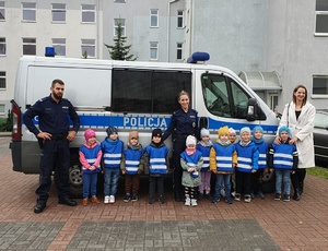 Dzieci i policjanci podczas spotkania w komisariacie.