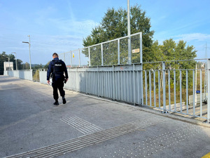 Policjant na kładce dla pieszych przy ulicy Madalińskiego w Bydgoszczy