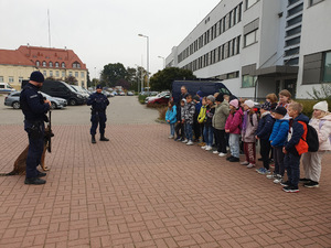 Dzieci podczas spotkania z policjantami przy Komisariacie Policji Bydgoszcz-Śródmieście