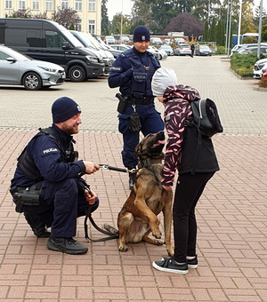 Dzieci podczas spotkania z policjantami przy Komisariacie Policji Bydgoszcz-Śródmieście