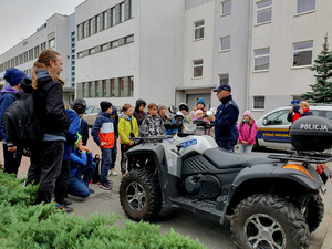 Dzieci podczas spotkania z policjantami przy Komisariacie Policji Bydgoszcz-Śródmieście