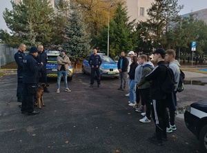 Uczniowie i policjanci podczas spotkania w komisariacie