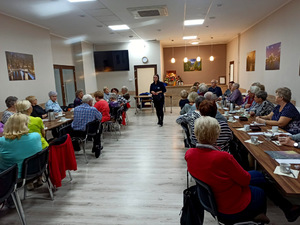 seniorzy i policyjni profilaktycy podczas spotkania