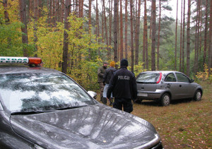 Policjanci i leśnicy podczas służby.