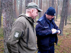 Policjanci i leśnicy podczas służby.