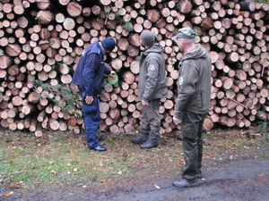 Policjanci i leśnicy podczas służby.