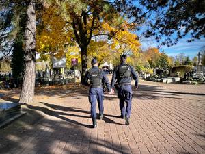 policjanci podczas patrolu cmentarza