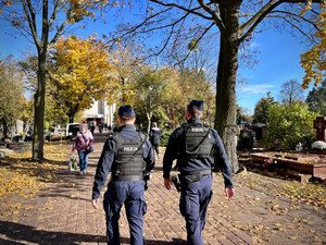 policjanci podczas patrolu cmentarza