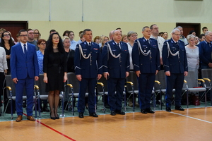 Ślubowanie uczniów klasy policyjnej i psychologiczno prawnej w szkole na sali gimnastycznej, gdzie uczestniczą w niej również zaproszeni goście oraz rodzice